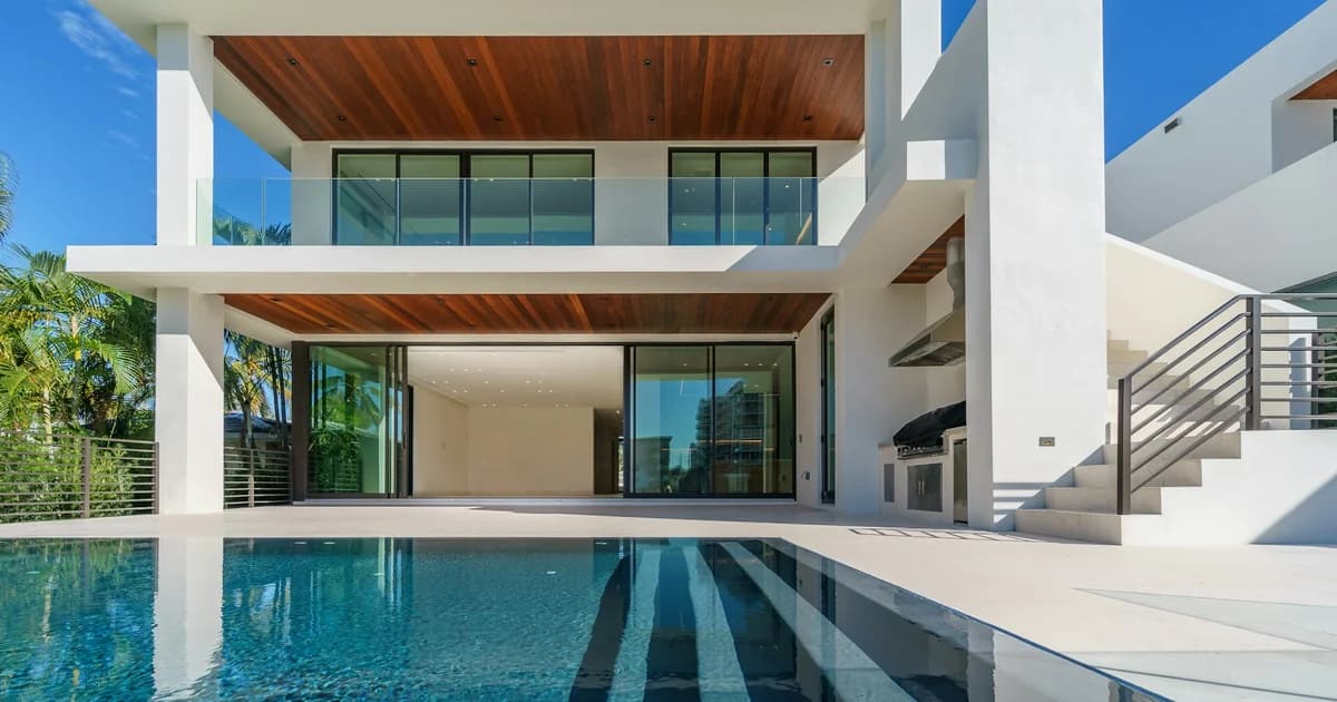 Luxury villa for sale in Marbella with private pool and sea views over the Costa del Sol