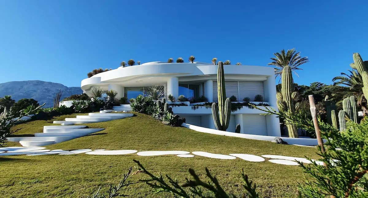 Luxury villa with private pool in Nueva Andalucía Golf Valley, Marbella, with La Concha mountain views