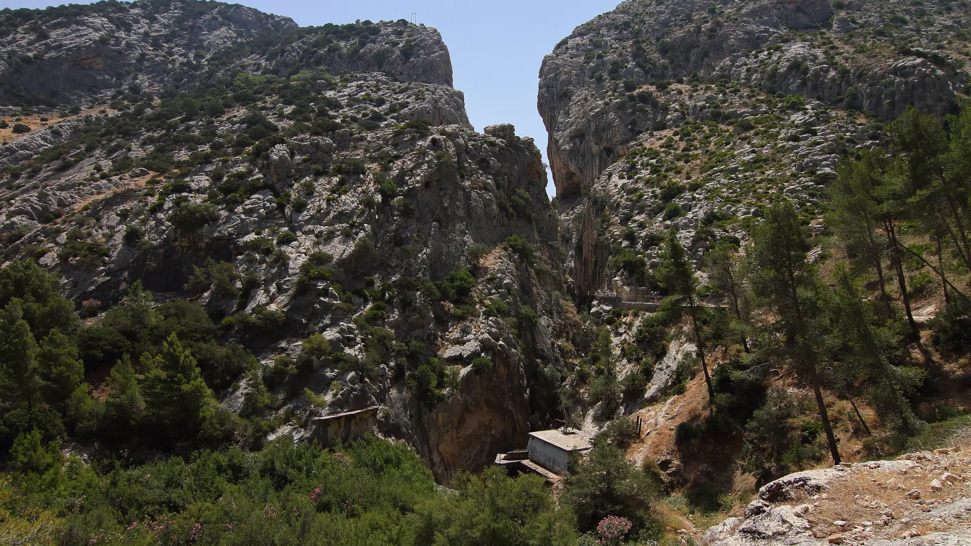 Wąwóz Desfiladero de los Gaitanes przy Caminito del Rey z kładką wkutą w ścianie klifu.