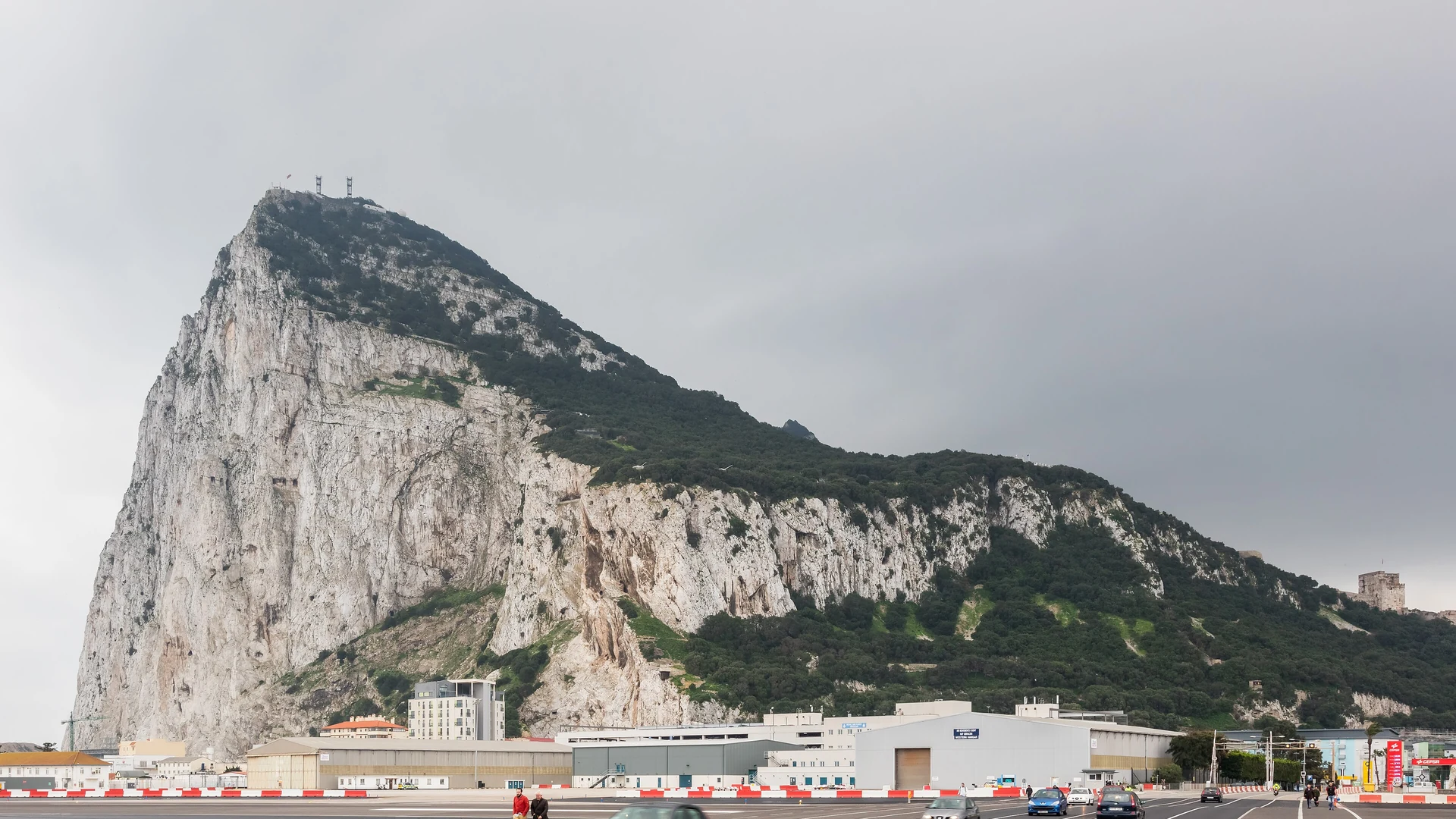 Skała Gibraltarska górująca nad miastem.