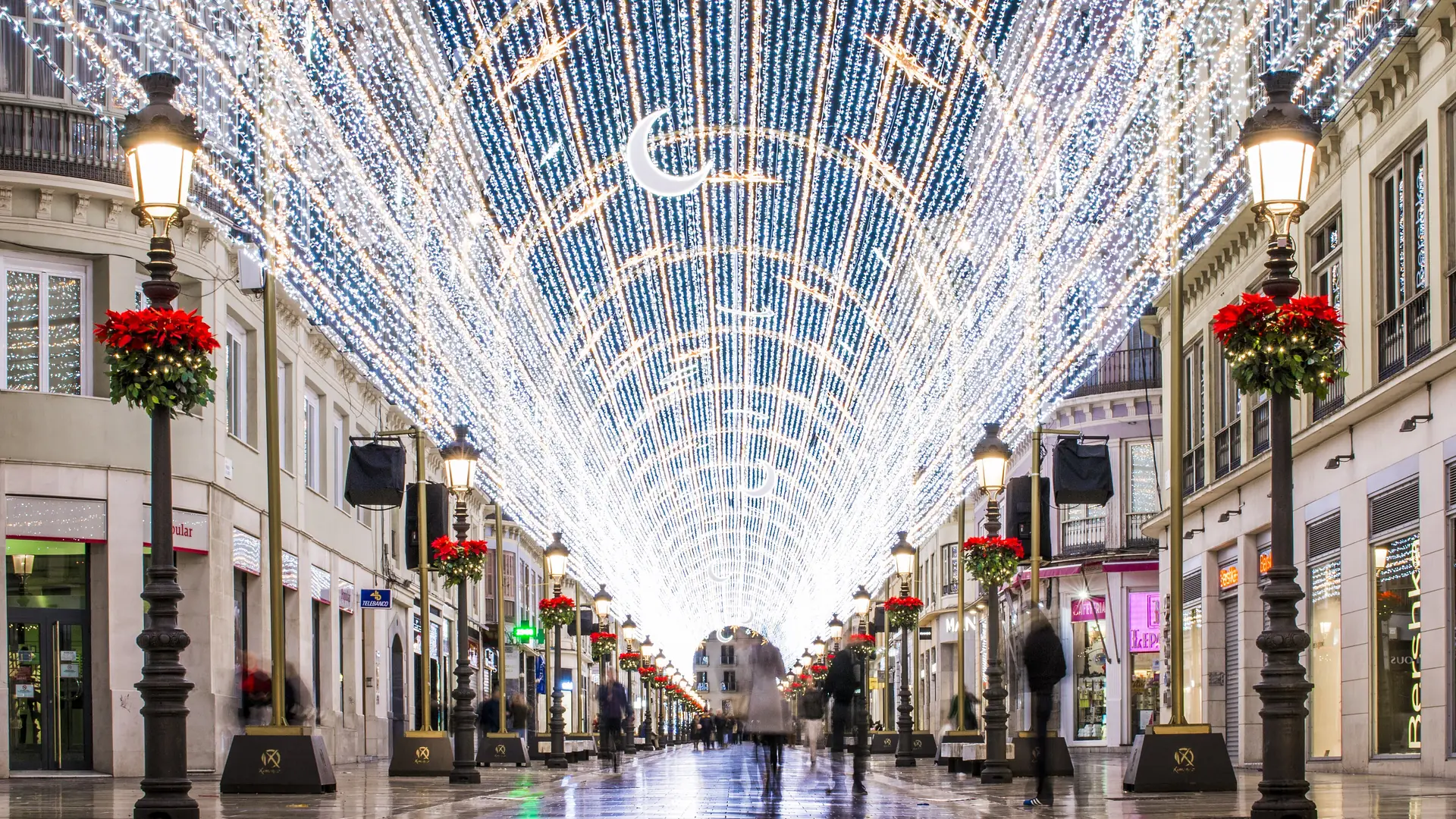 Calle Larios w Maladze w bożonarodzeniowych iluminacjach.
