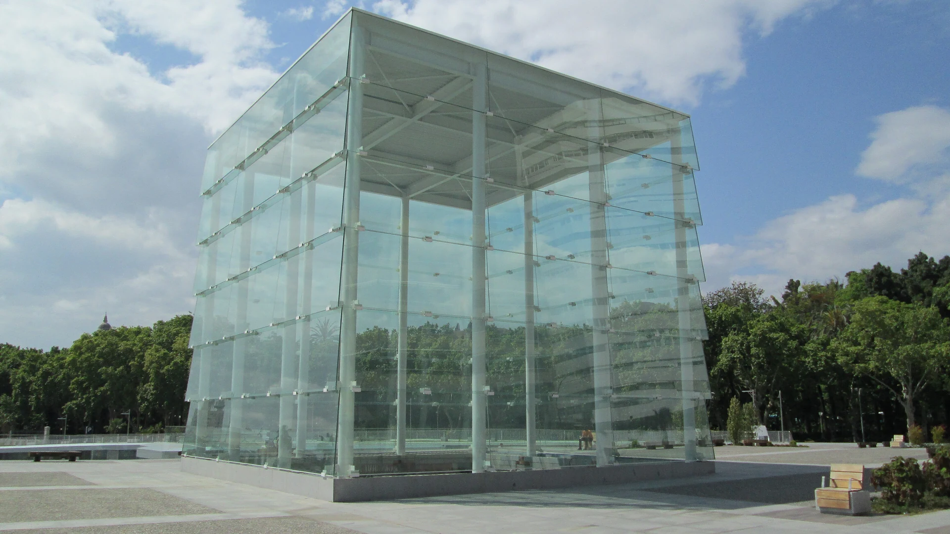 Szklany sześcian El Cubo (Centre Pompidou) w porcie Malagi.