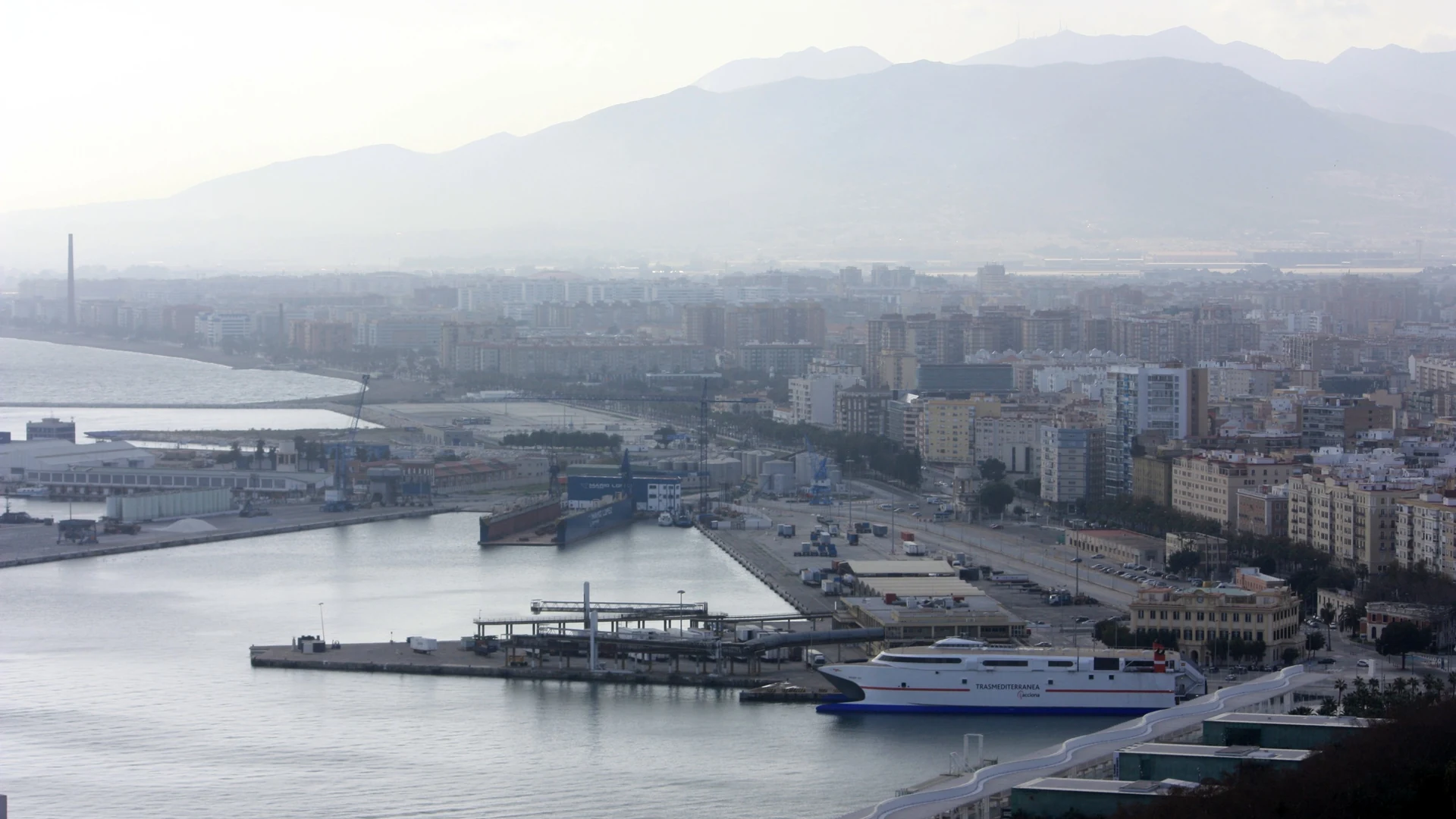 Widok z Zamku Gibralfaro na port i miasto Malaga.