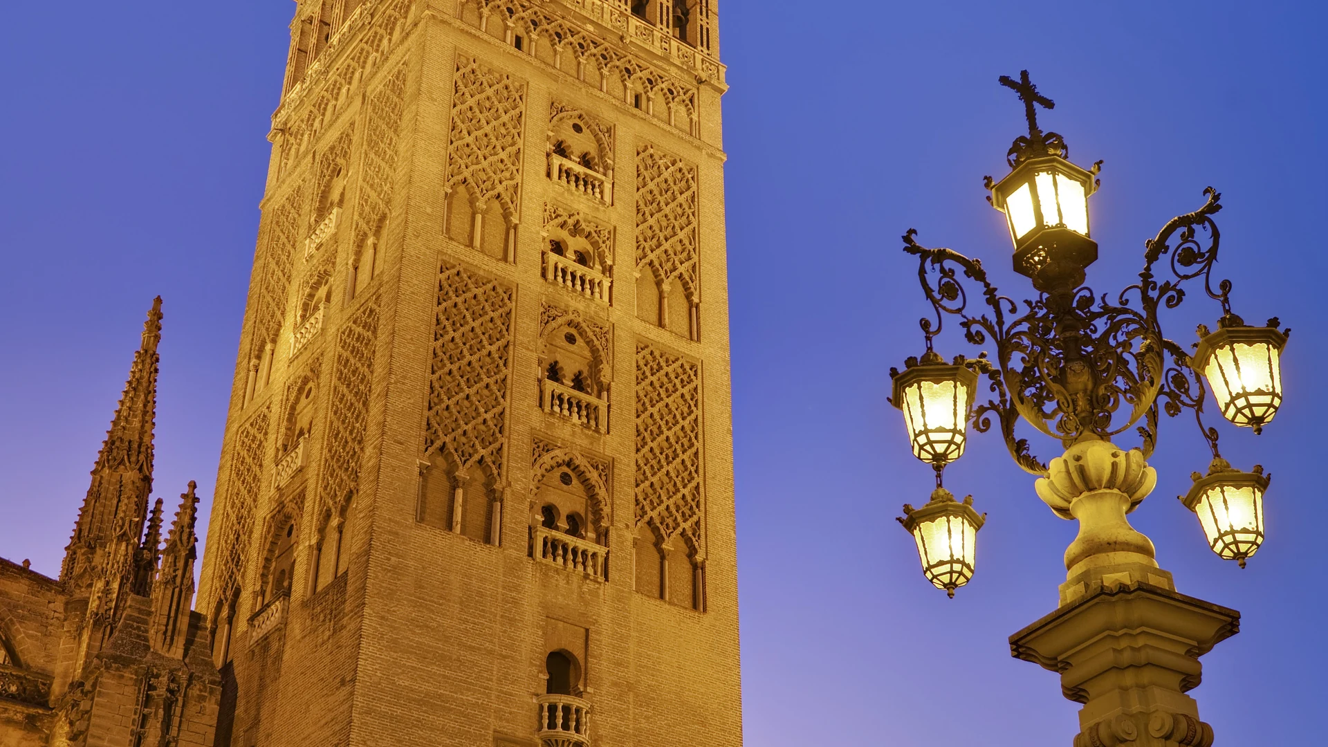 Wieża Giralda przy katedrze w Sewilli o zmierzchu.